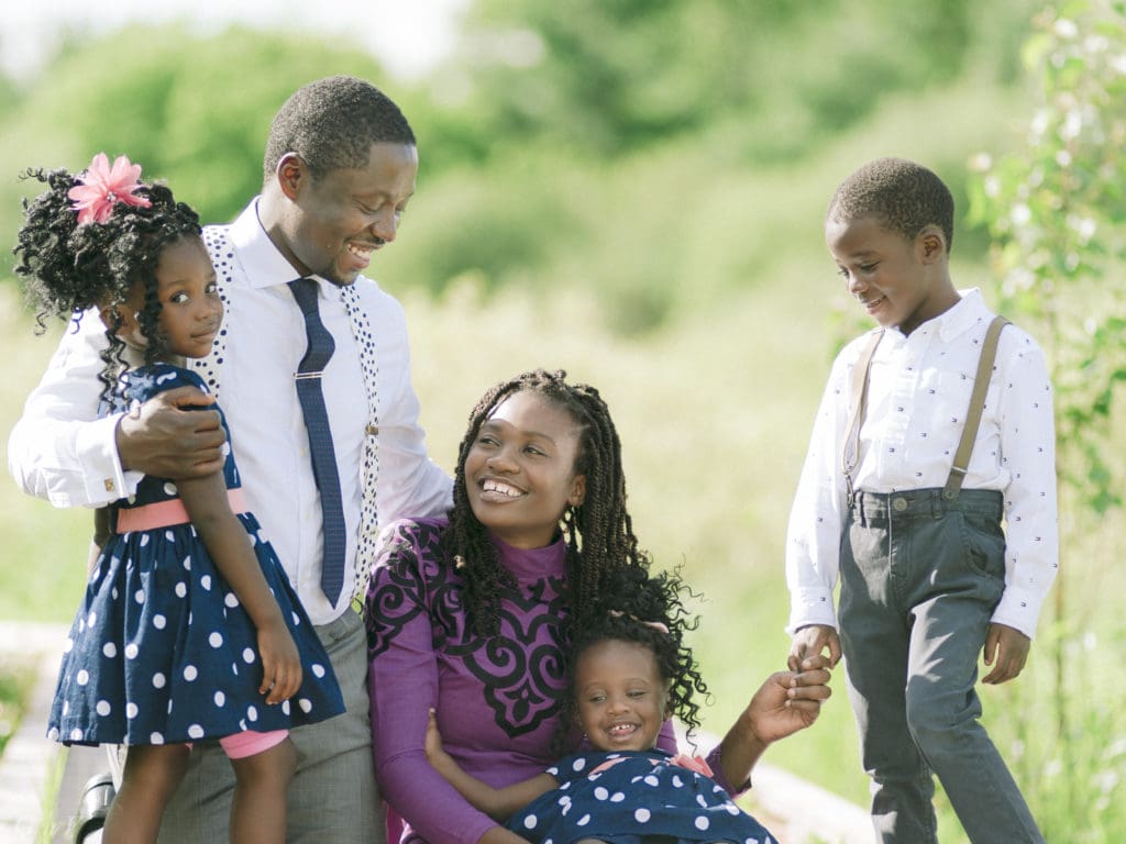 natural light family photo harsh sunlight posing together portrait session