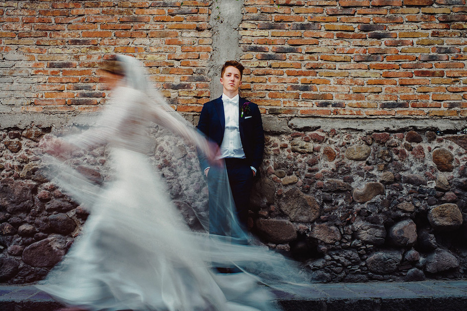 Image of bride and groom with blur and motion, as taken by Fer Juaristi from Word's Best Wedding Photographers website.