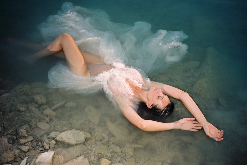 eye-catching portraits example of bride outstretched in water.